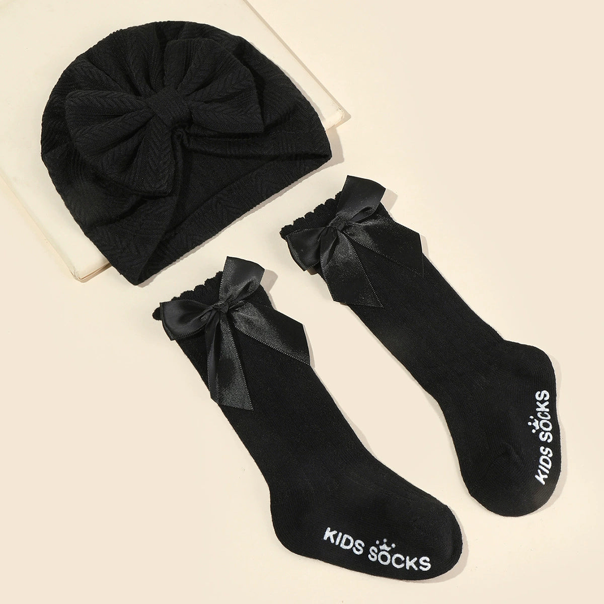 Set Cappellino + Calzini Fiocco Raso (0-6 mesi)