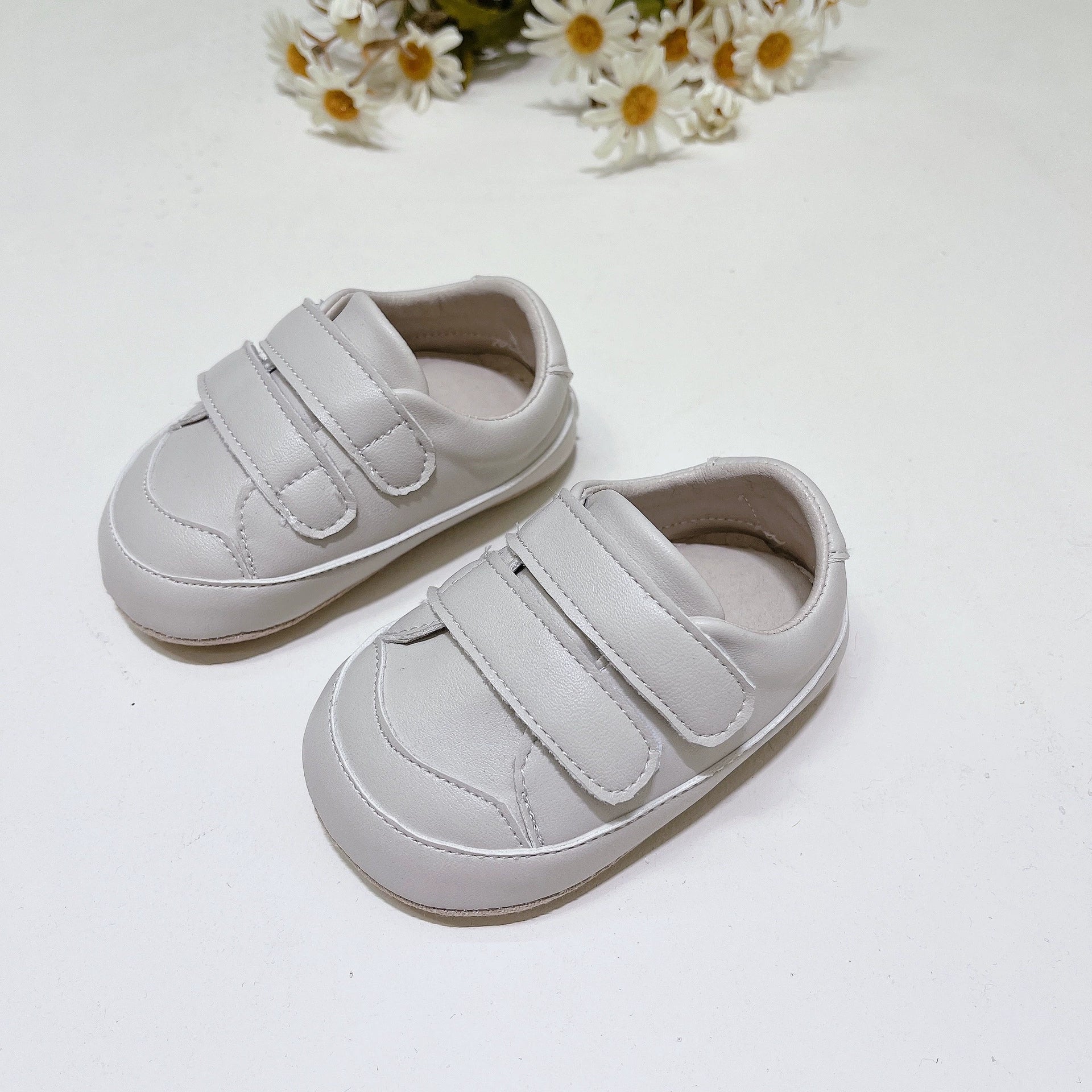 Scarpine  in ecopelle con chiusura a strappo antiscivolo