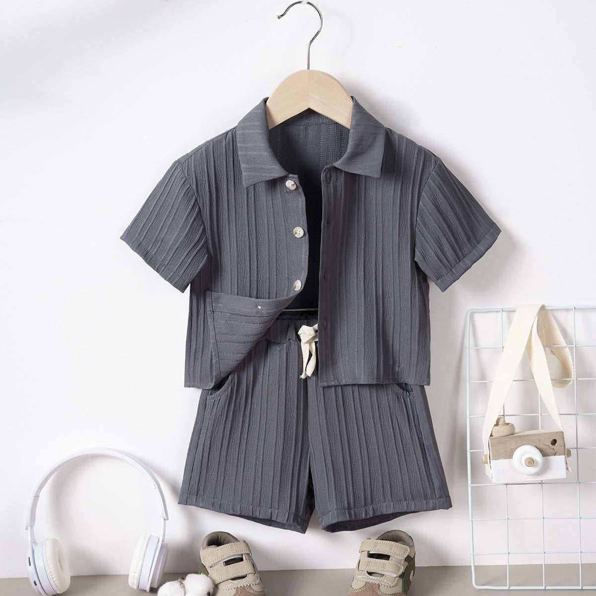 Completo Estivo Bambino in Cotone a Coste – Camicia e Shorts