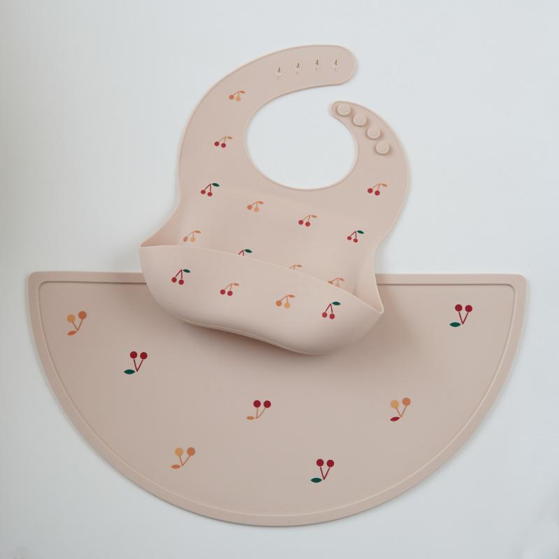 Set Bavaglino + Tovaglietta in Silicone – Fantasia Ciliegie