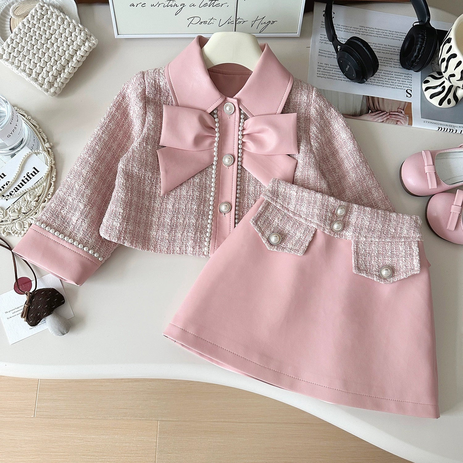 Completo Elegante Bambina in Tweed Rosa con Fiocchi e Perle – 2 Pezzi