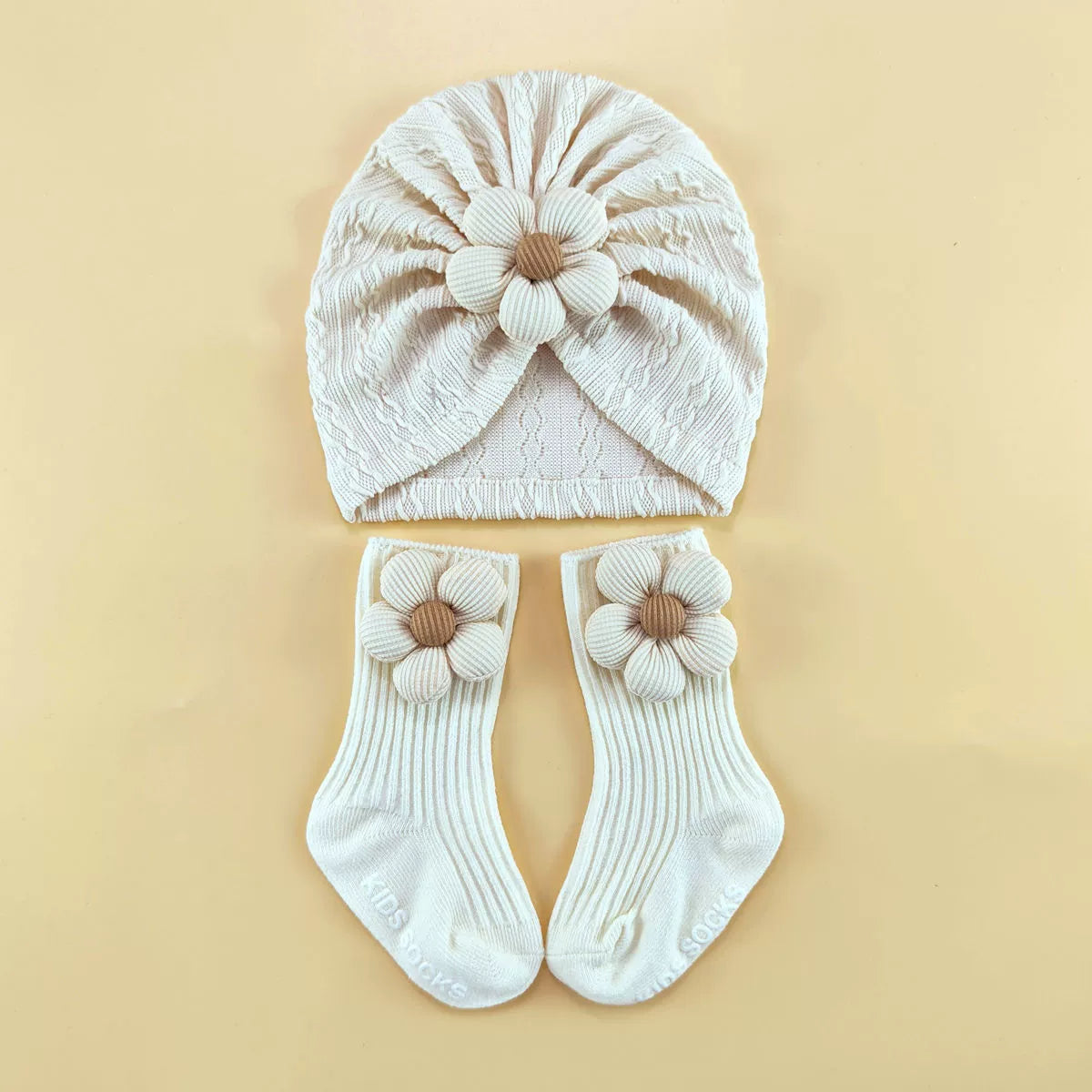 Set Cappellino + Calzini Fiore – 0-6 mesi