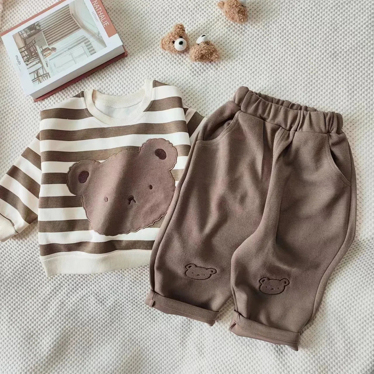 Completo Bimbo “Teddy Bear” in Cotone – Maglia a Righe e Pantaloni Morbidi