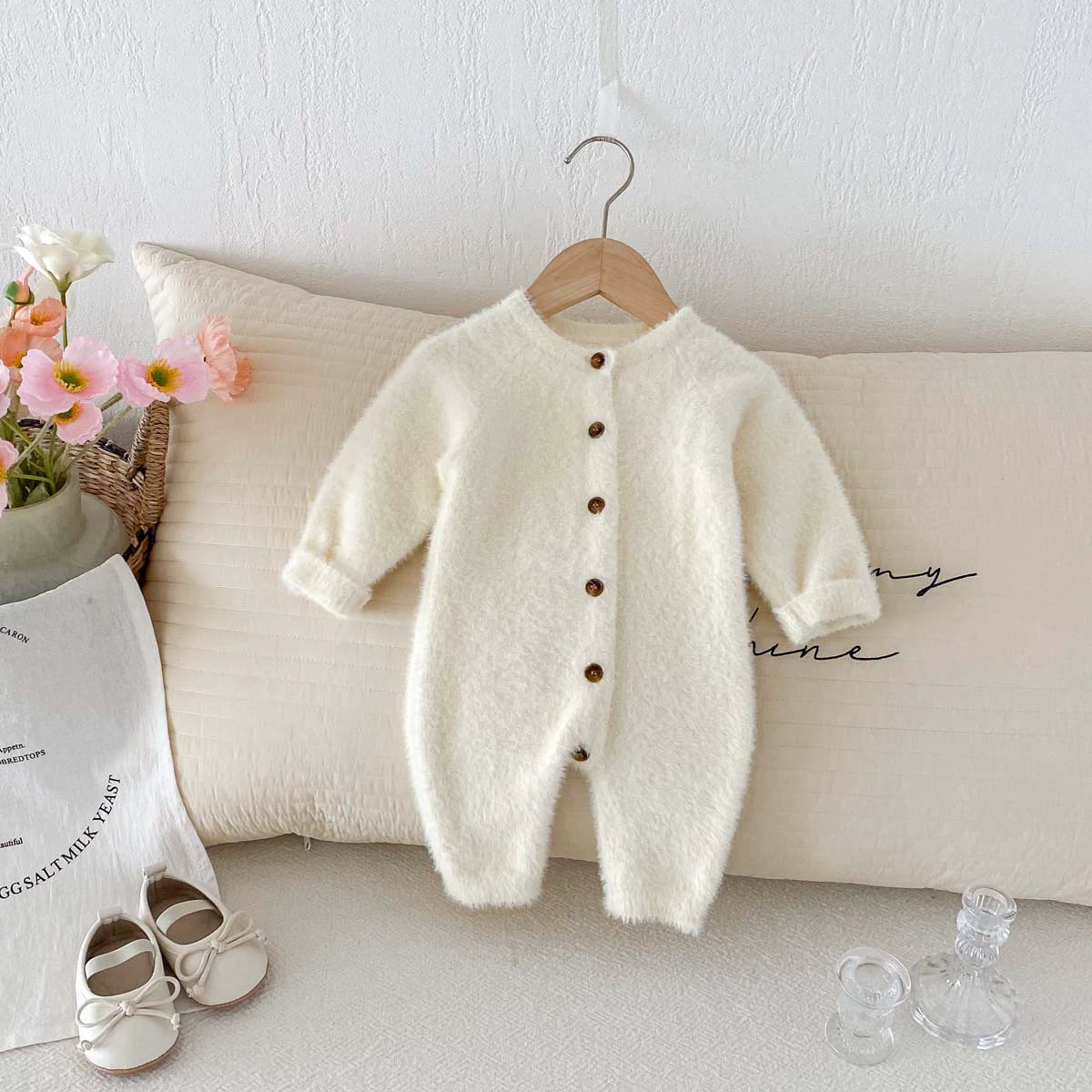 Tutina Invernale Neonato in Maglia Fluffy – Bottoni in Legno