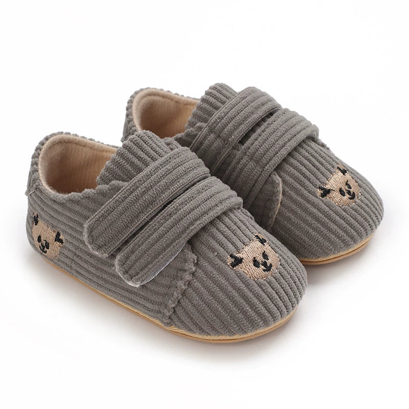 Scarpine Neonato in Velluto a Coste con Orsetto – Morbide, Antiscivolo