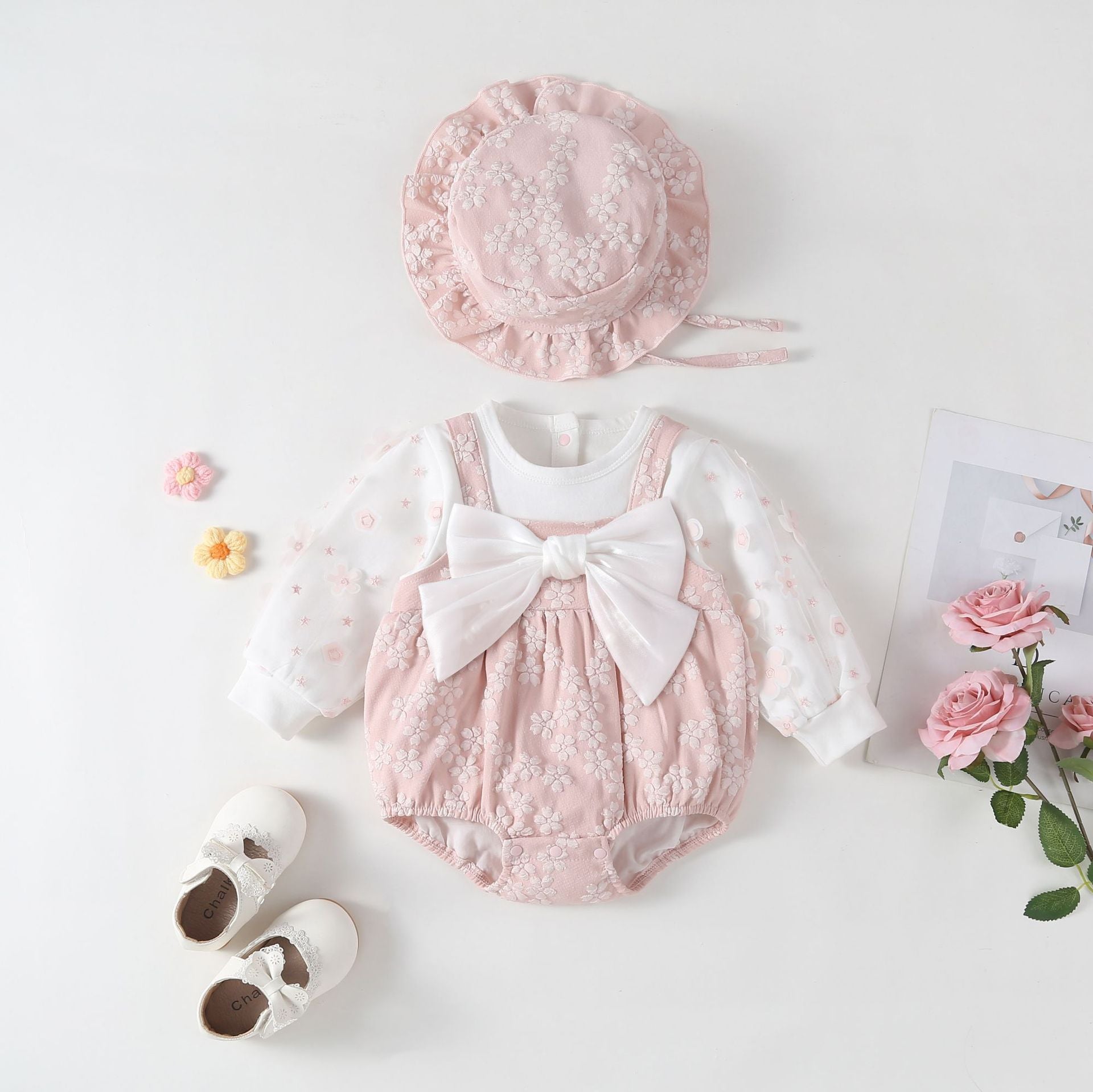 Pagliaccetto Neonata Elegante con Ricami Floreali e Fiocco