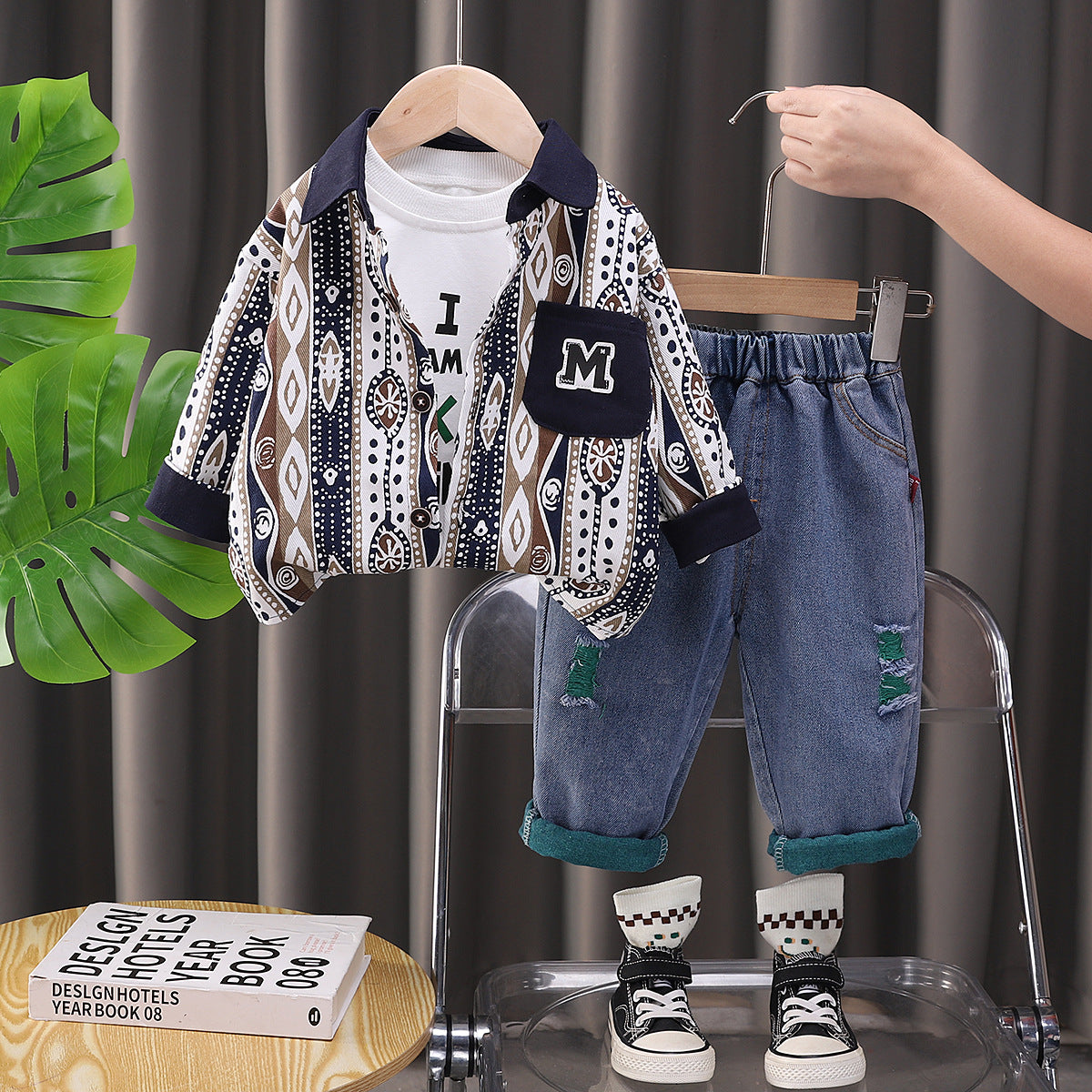 Completo Bimbo "Ethnic Vibes"   Giacca Fantasia, T-shirt e Jeans Strappati
