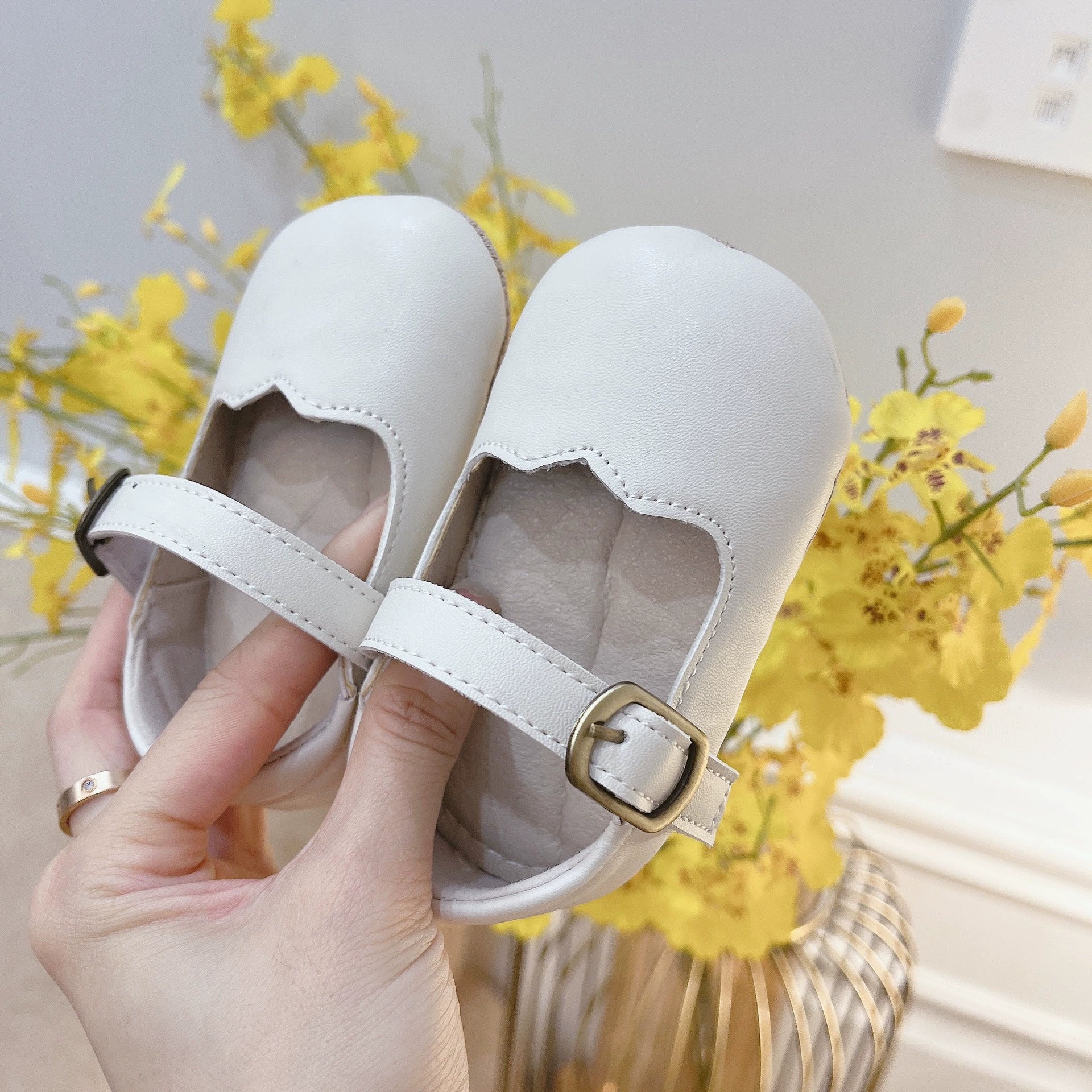 Scarpine bimba in ecopelle con cinturino – antiscivolo e morbide,