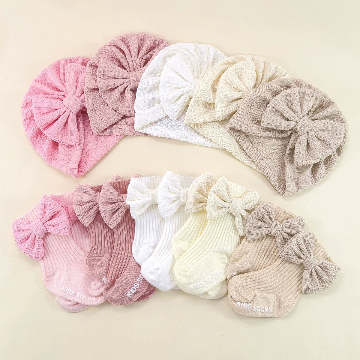 Set Cappellino + Calzini Fiocco – 0-6 mesi