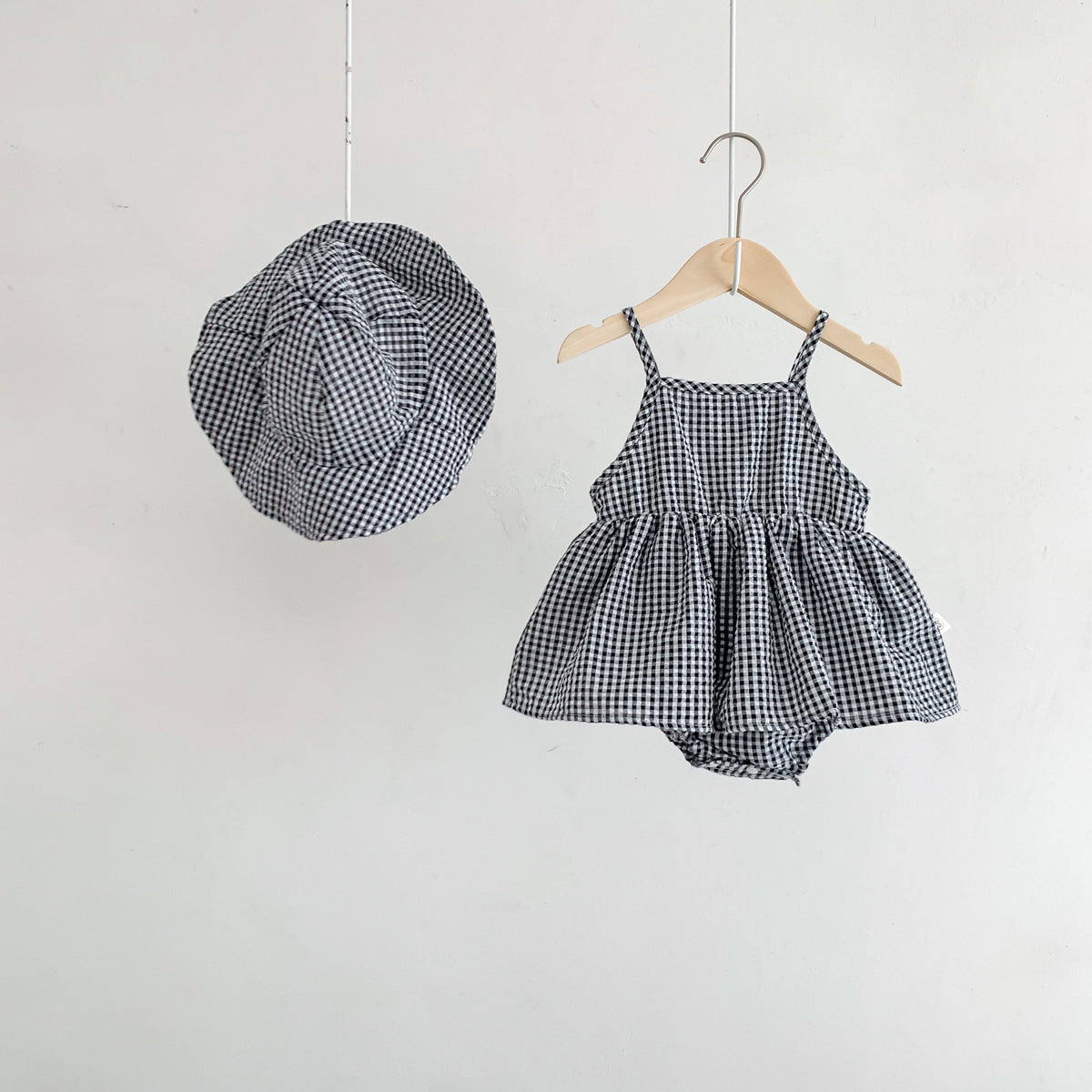 Completo Estivo Vichy con Cappello  Freschezza e Stile per le Giornate di Sole