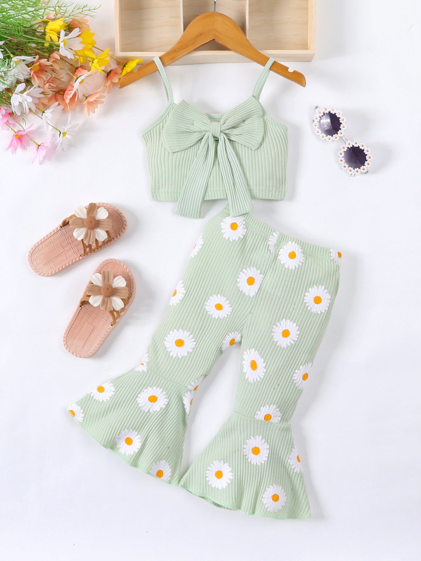 Completo estivo bambina verde pastello con fiocco e pantaloni a zampa  Fantasia margherite