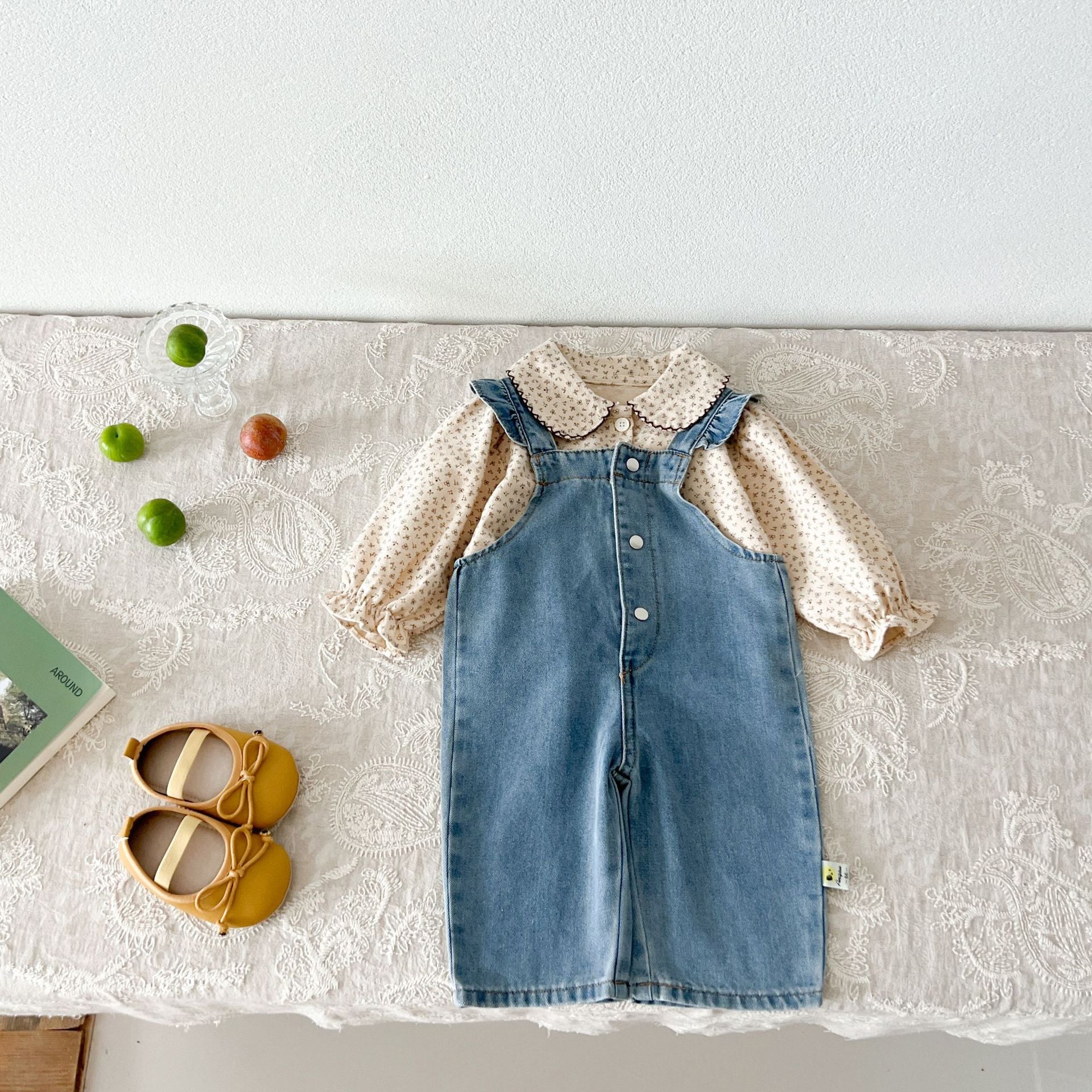 Completo Bambina in Cotone con Camicetta Floreale e Salopette in Jeans – Stile Retrò Chic