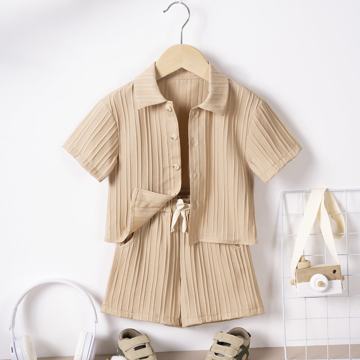 Completo Estivo Bambino in Cotone a Coste – Camicia e Shorts