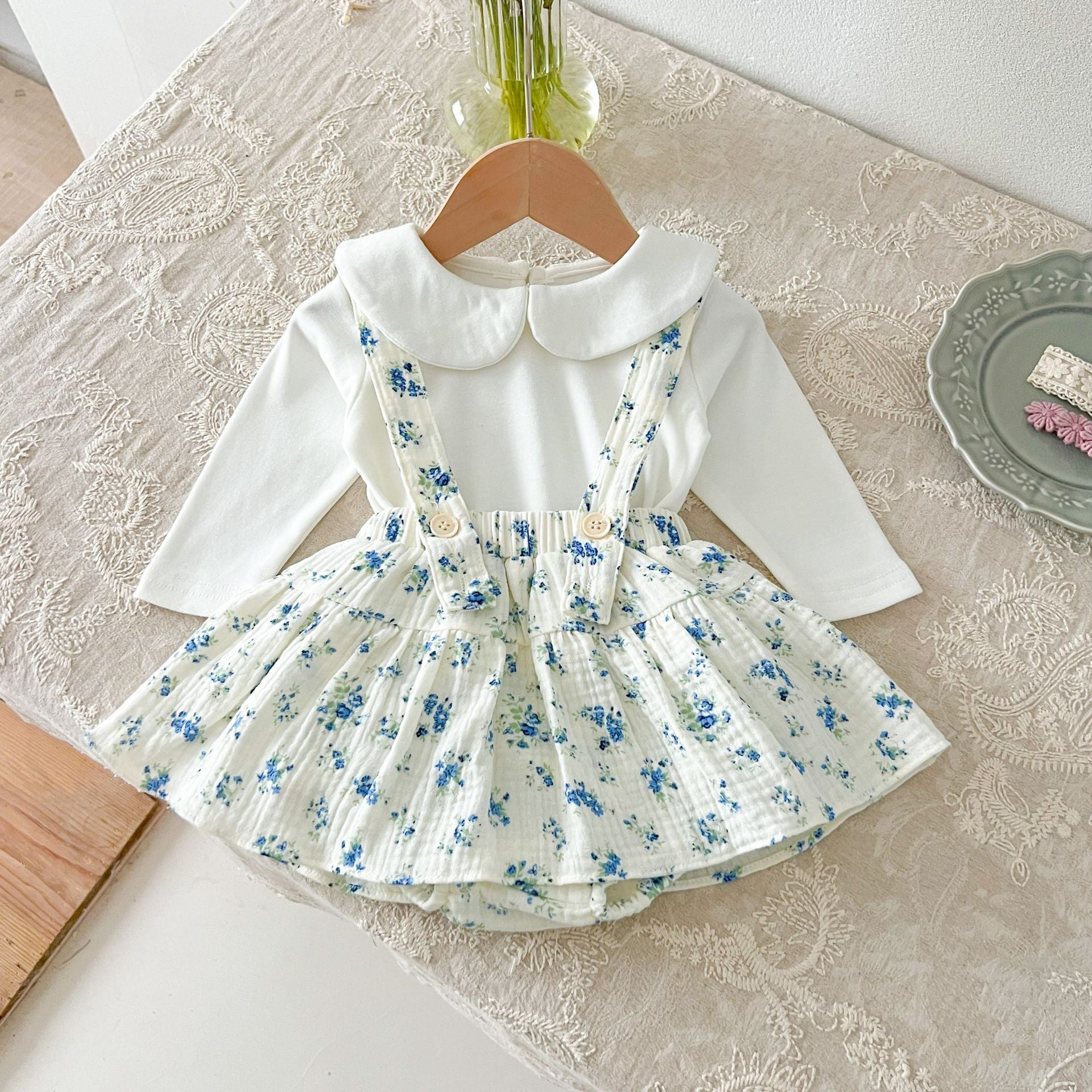 Completo bimba con salopette a fiori e camicia bianca – 3 pezzi