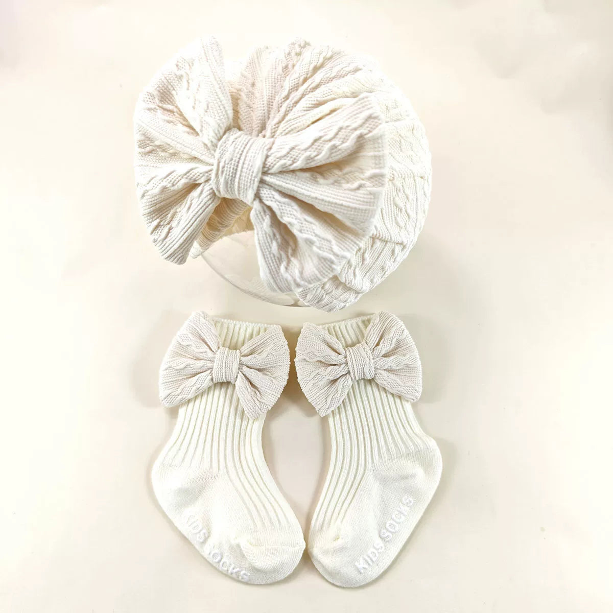 Set Cappellino + Calzini Fiocco – 0-6 mesi