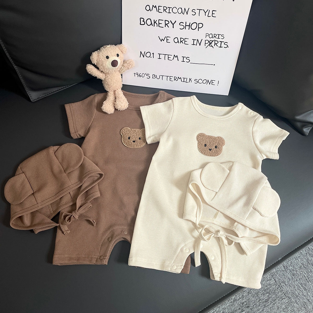 Tutina estiva unisex con cappellino e orsetto in tasca  Set 2 pezzi