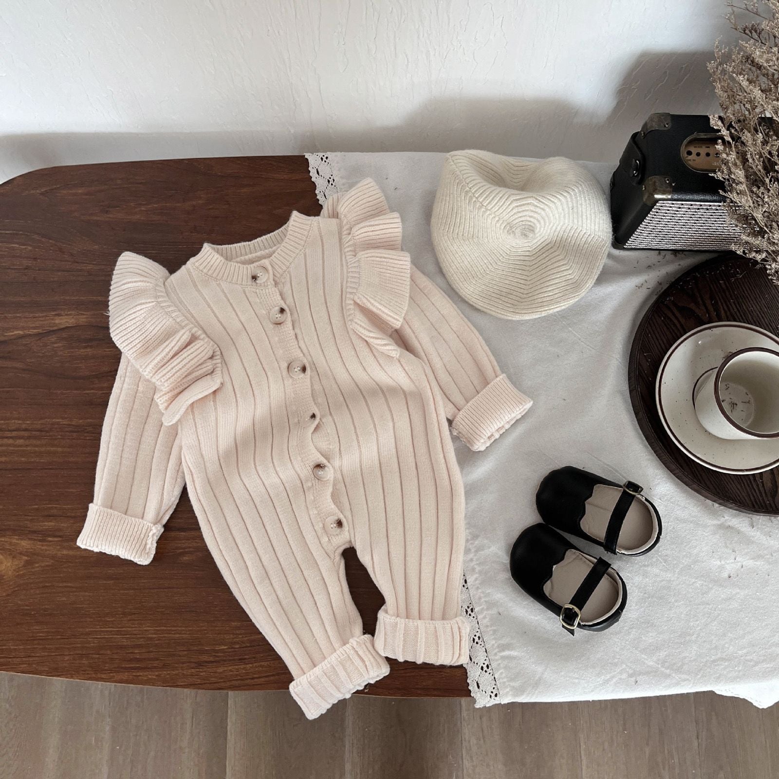 Tutina in maglia a costine con volant sulle spalle – 2 varianti