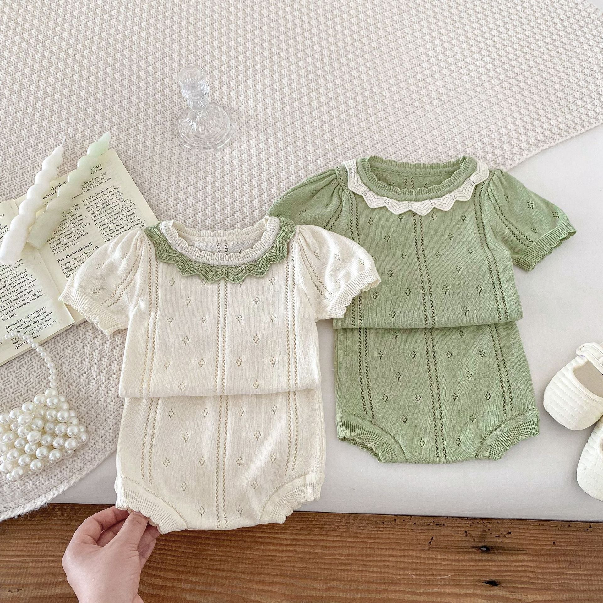 Completino estivo in maglia traforata per neonata con colletto decorato  2 colori