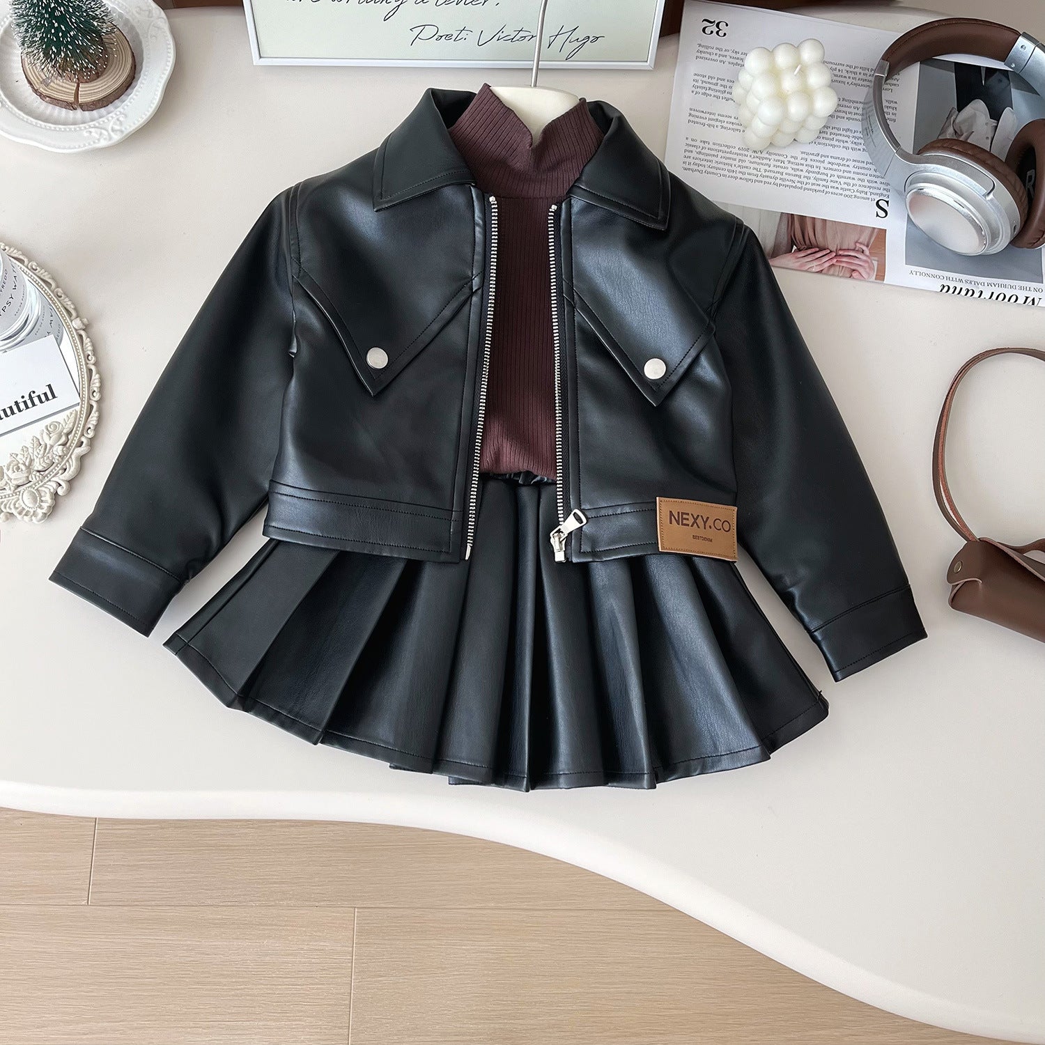 Completo Bambina Rock Chic  Giacca in Ecopelle, Maglia e Gonna a Pieghe