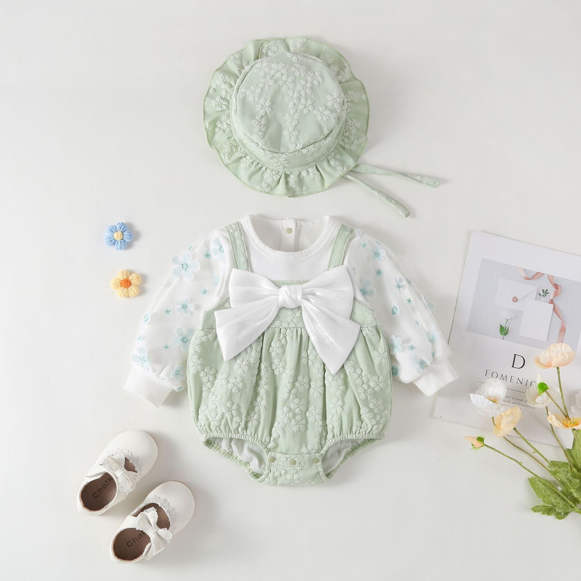 Pagliaccetto Neonata Elegante con Ricami Floreali e Fiocco
