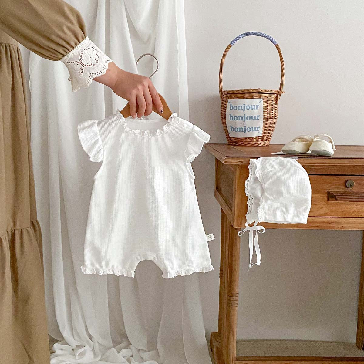 Tutina neonata con cuffietta coordinata  Eleganza e comfort estivo