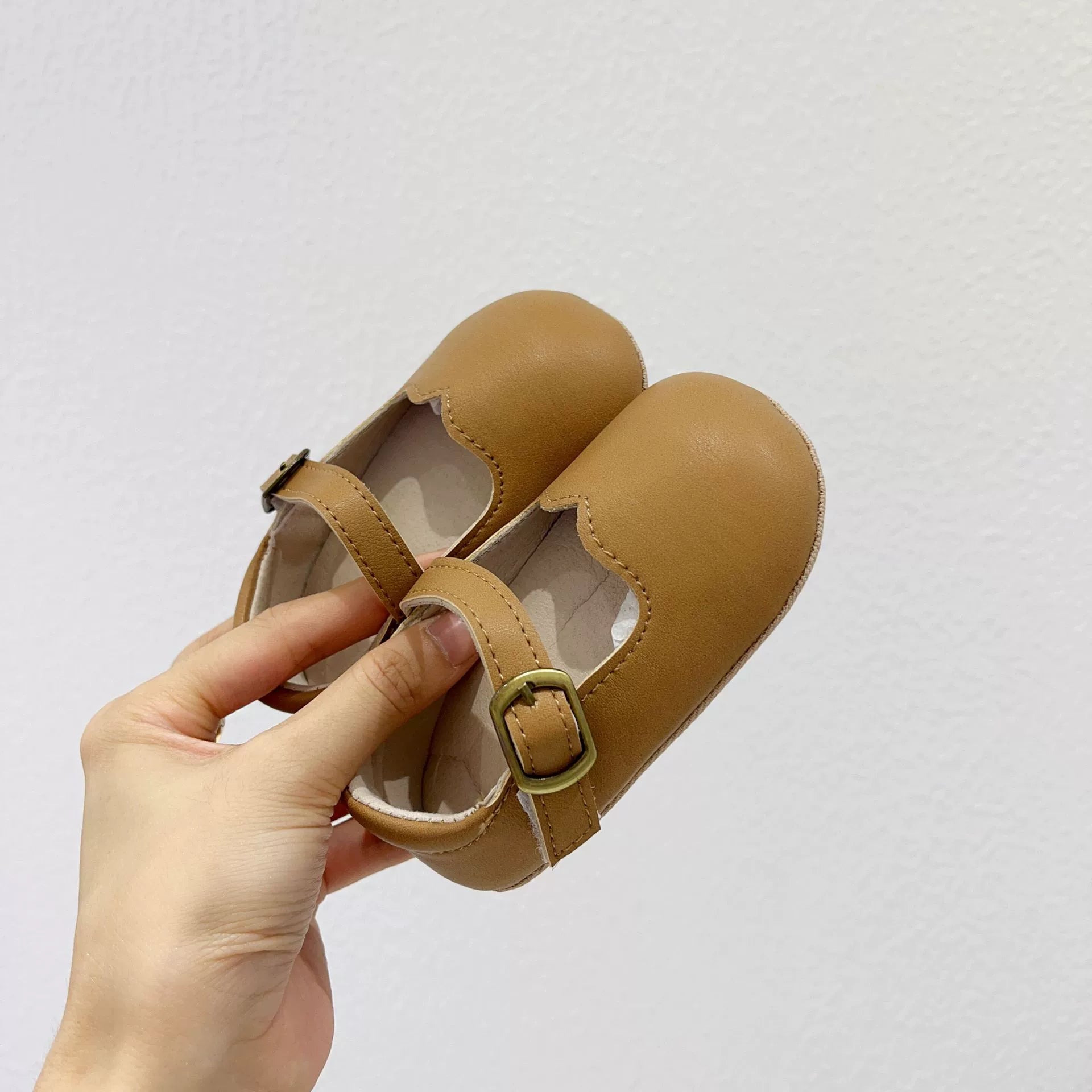 Scarpine bimba in ecopelle con cinturino – antiscivolo e morbide,