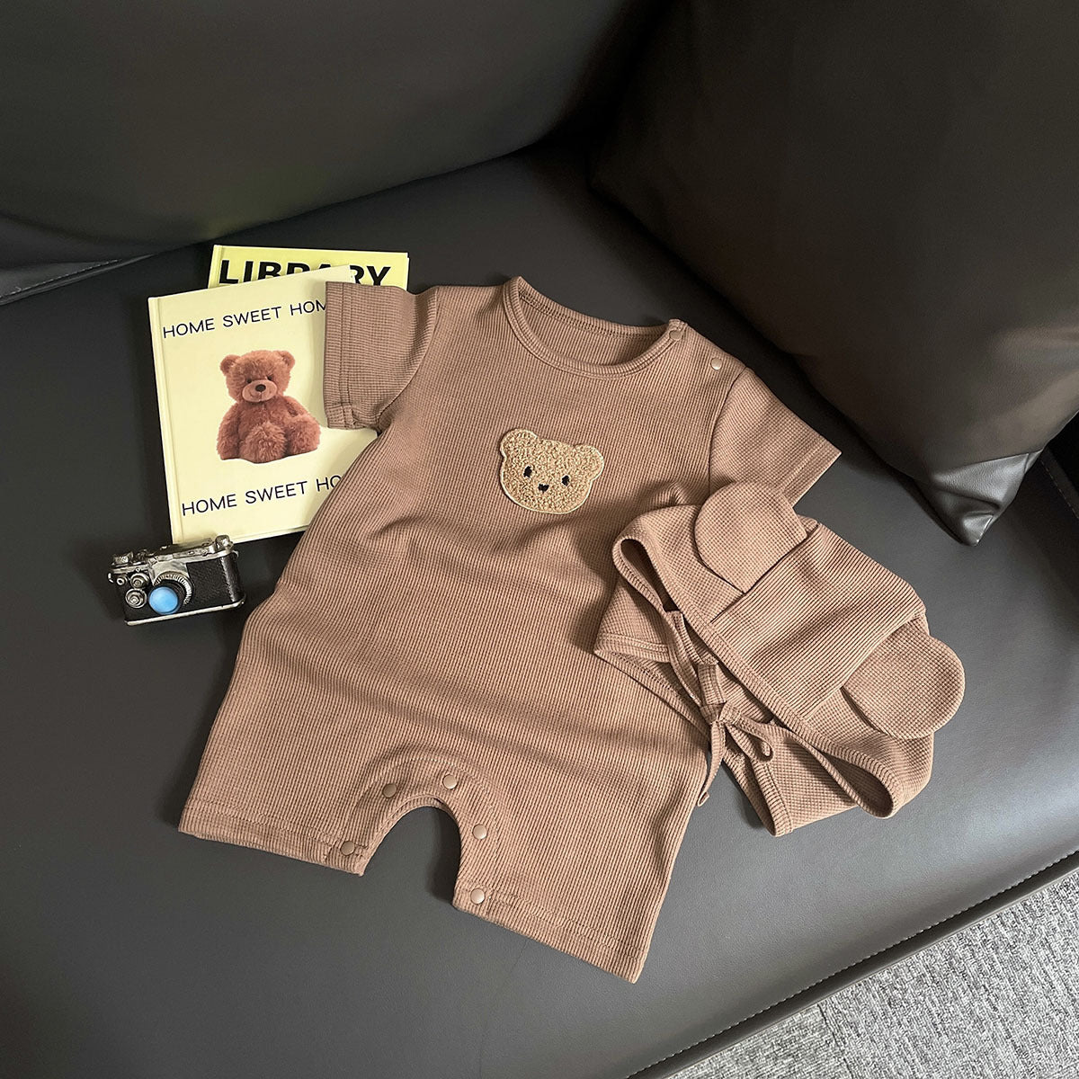 Tutina estiva unisex con cappellino e orsetto in tasca  Set 2 pezzi