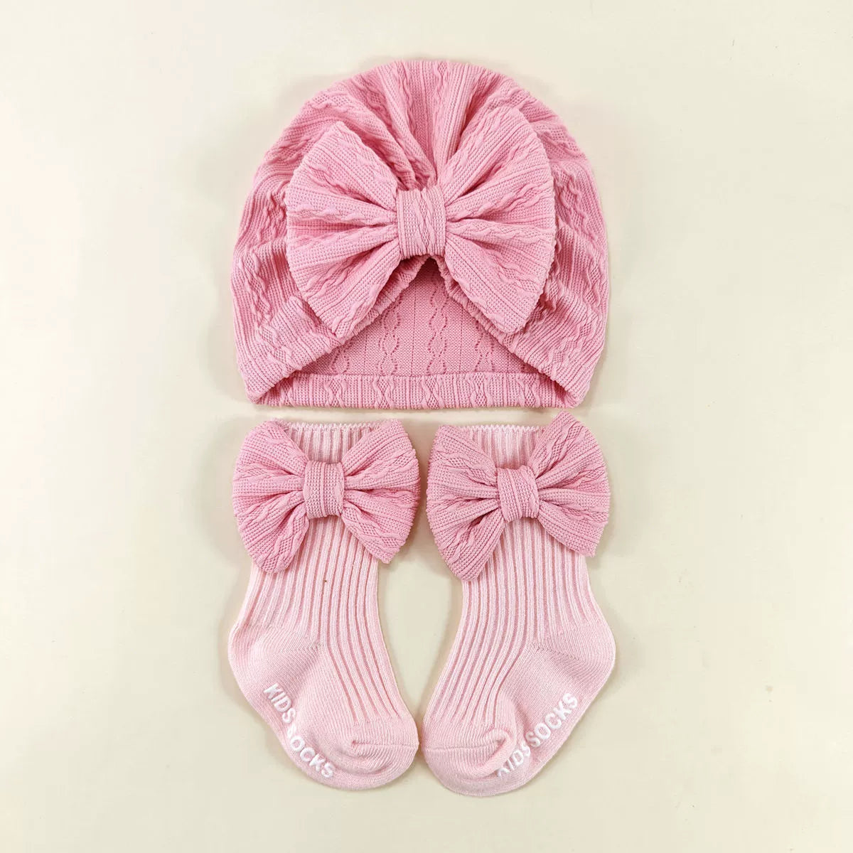 Set Cappellino + Calzini Fiocco – 0-6 mesi