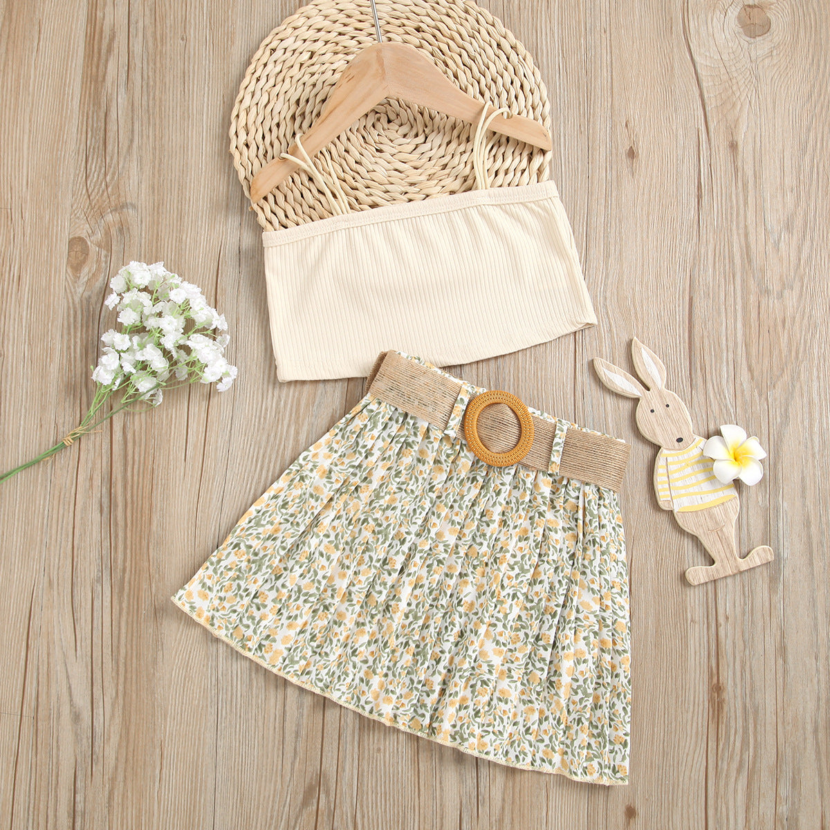 Completo estivo bambina – Top beige e gonna floreale con cintura in rafia