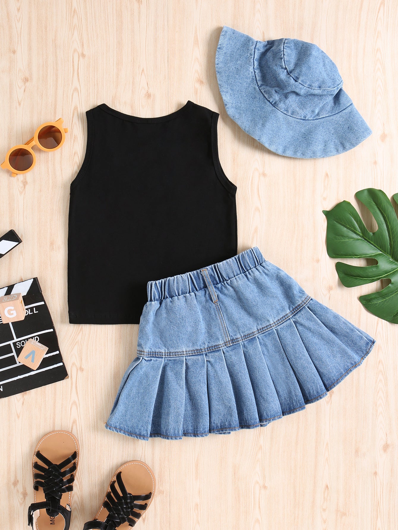 Completo estivo bambina – Top monospalla nero e gonna in denim plissé