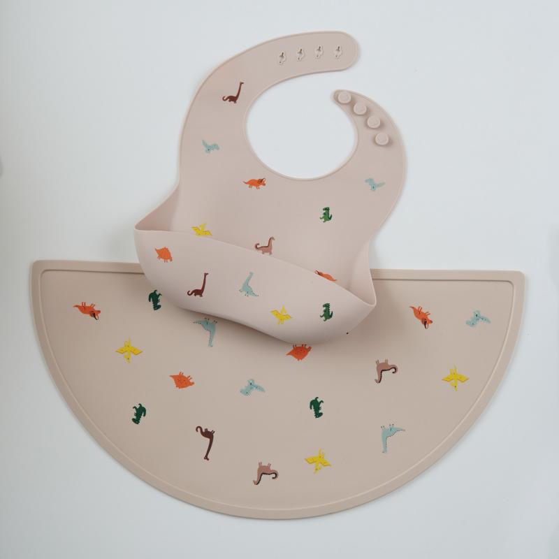 Set Bavaglino + Tovaglietta in Silicone  Fantasia Dinosauri Colorati