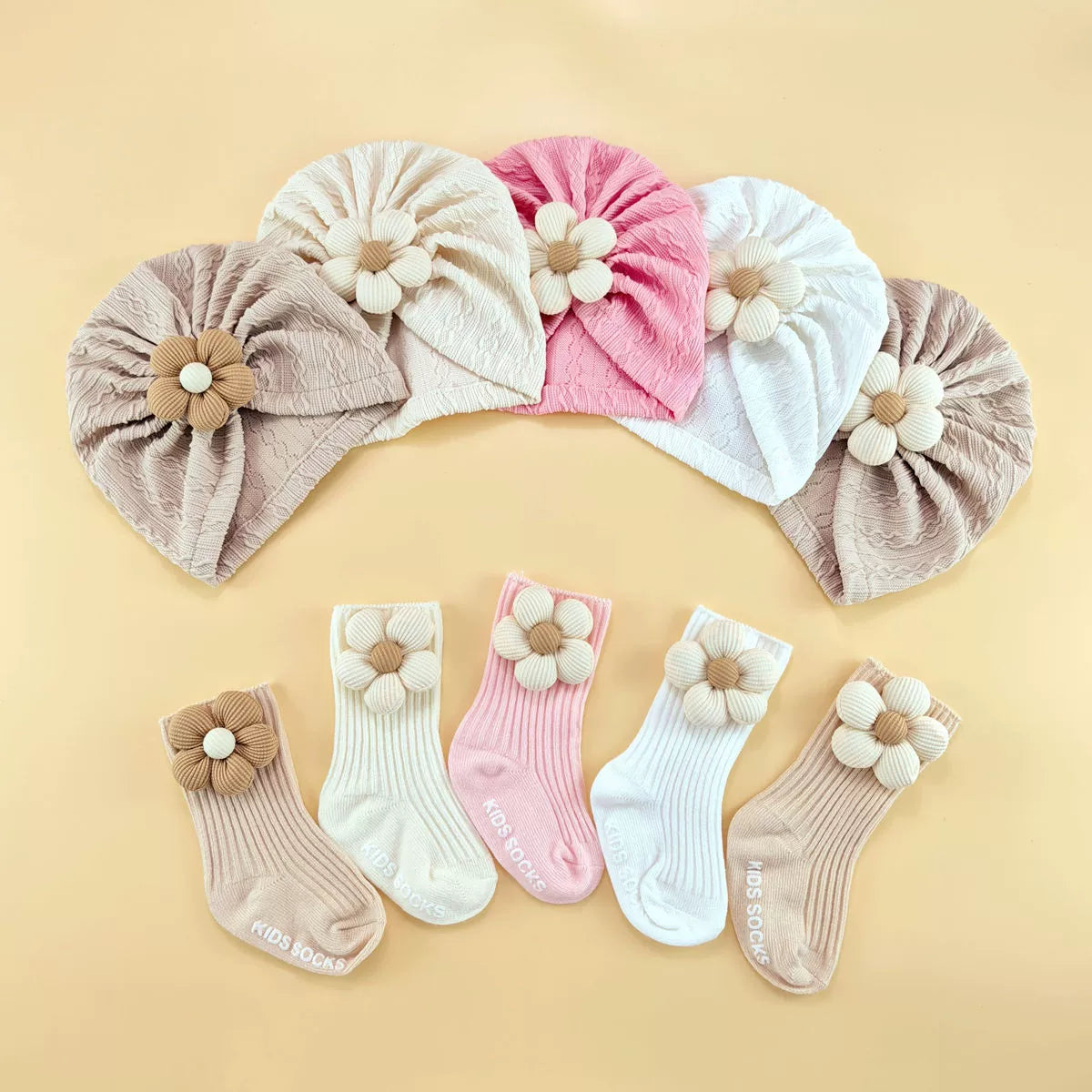 Set Cappellino + Calzini Fiore – 0-6 mesi