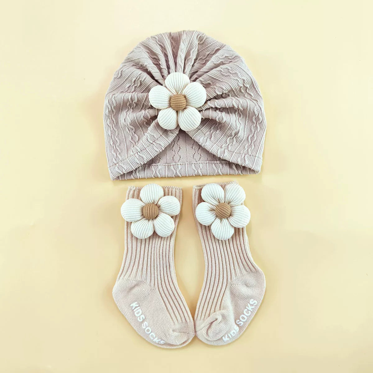 Set Cappellino + Calzini Fiore – 0-6 mesi