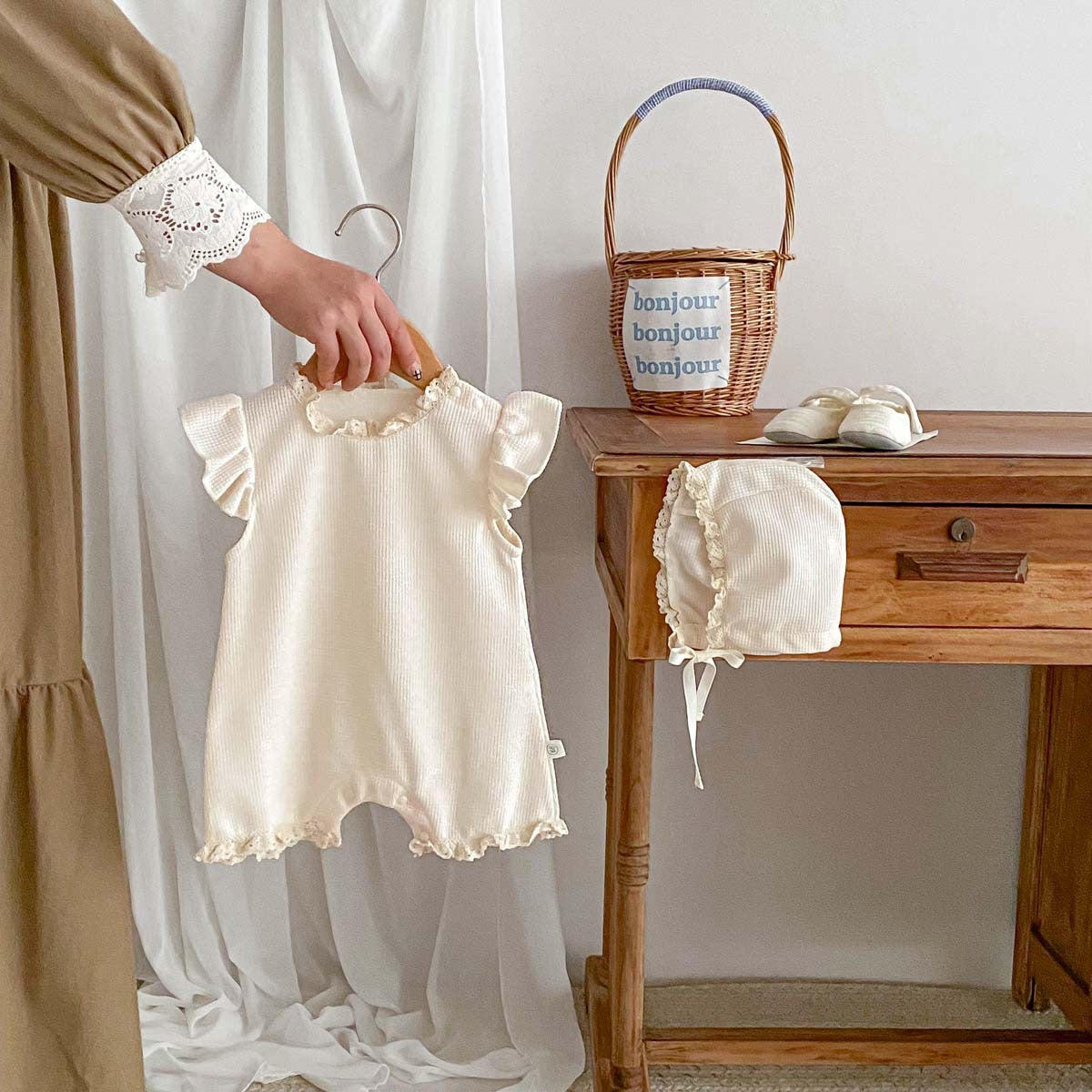 Tutina neonata con cuffietta coordinata  Eleganza e comfort estivo