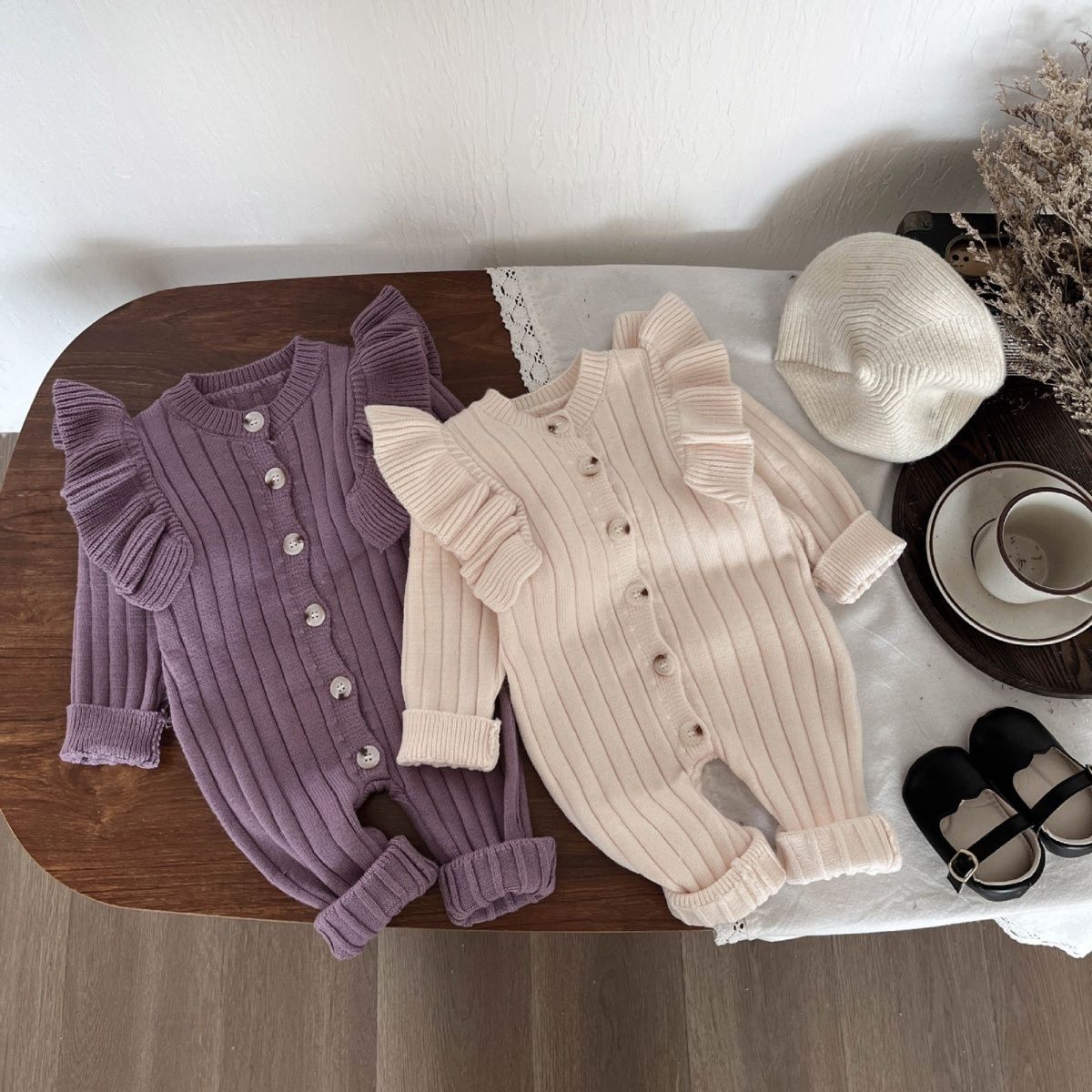 Tutina in maglia a costine con volant sulle spalle – 2 varianti