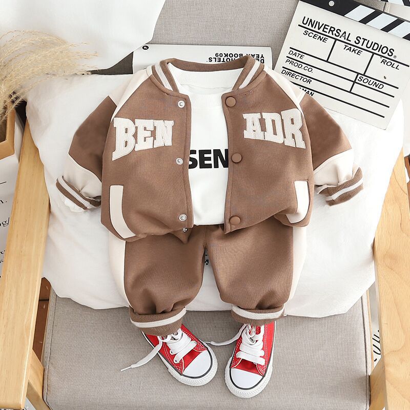 Completo Sportivo Bimbo 3 Pezzi  Giacca, T-shirt e Pantaloni Beige e Marrone