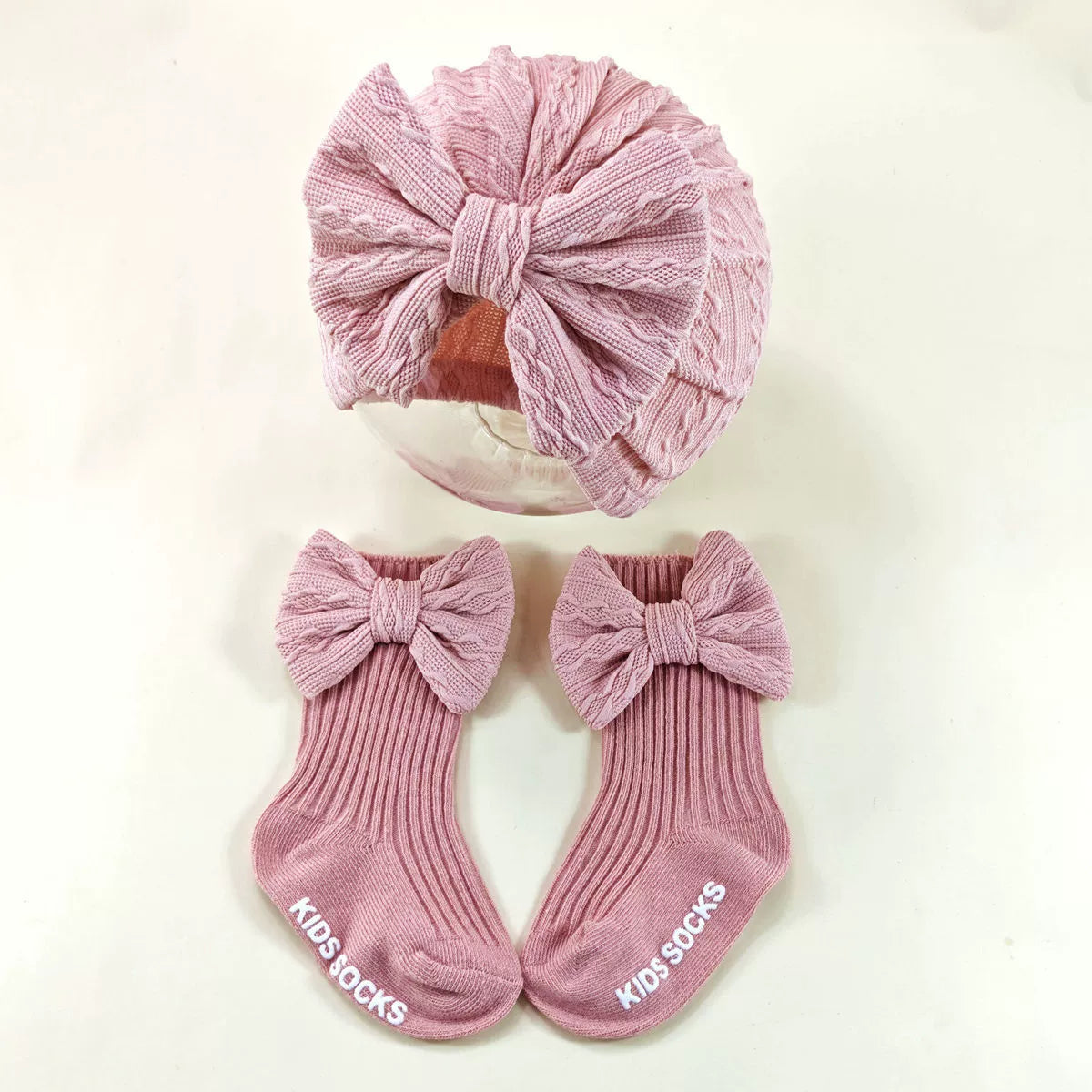 Set Cappellino + Calzini Fiocco – 0-6 mesi