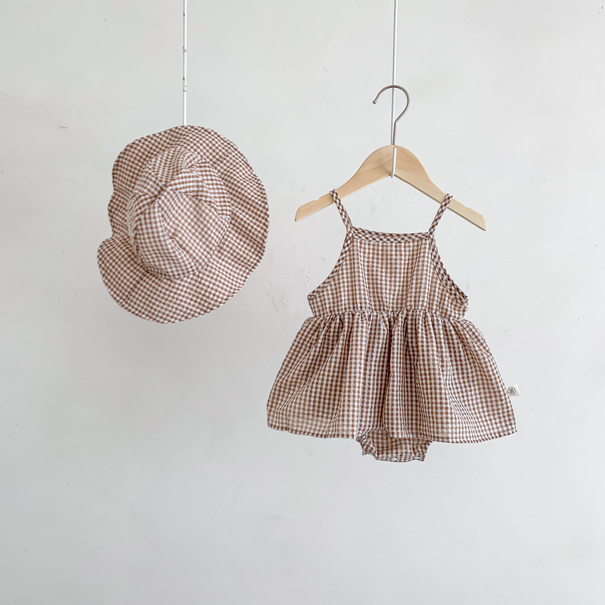 Completo Estivo Vichy con Cappello  Freschezza e Stile per le Giornate di Sole