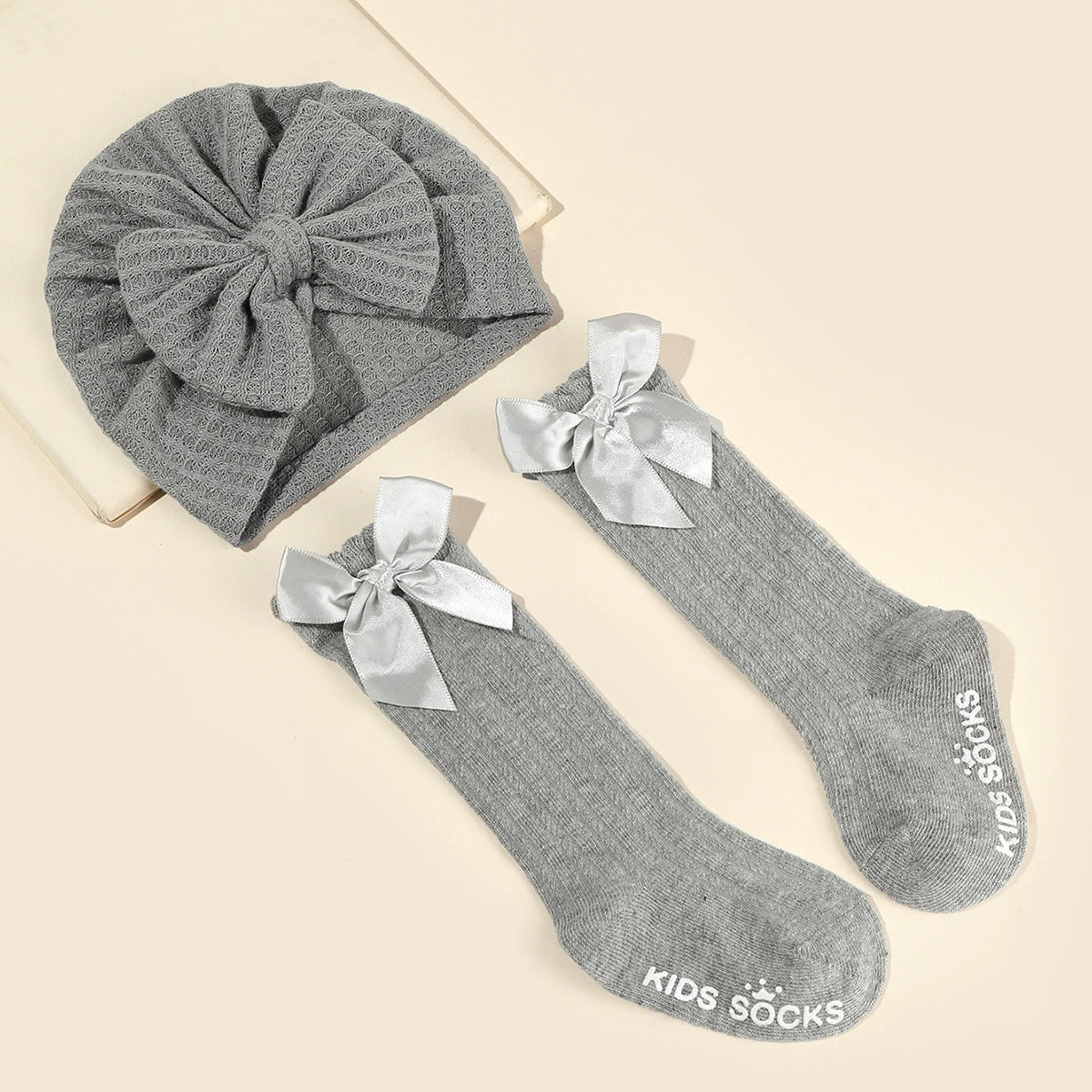Set Cappellino + Calzini Fiocco Raso (0-6 mesi)
