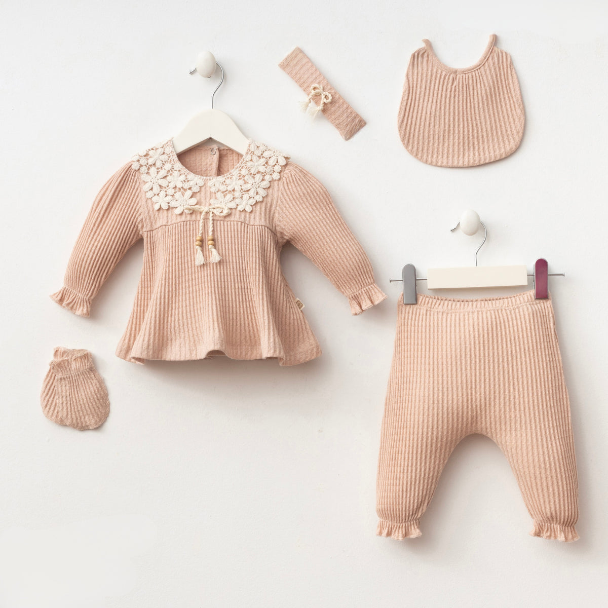 Set Neonato 5 Pezzi in Maglia  salmone  con Colletto Ricamato