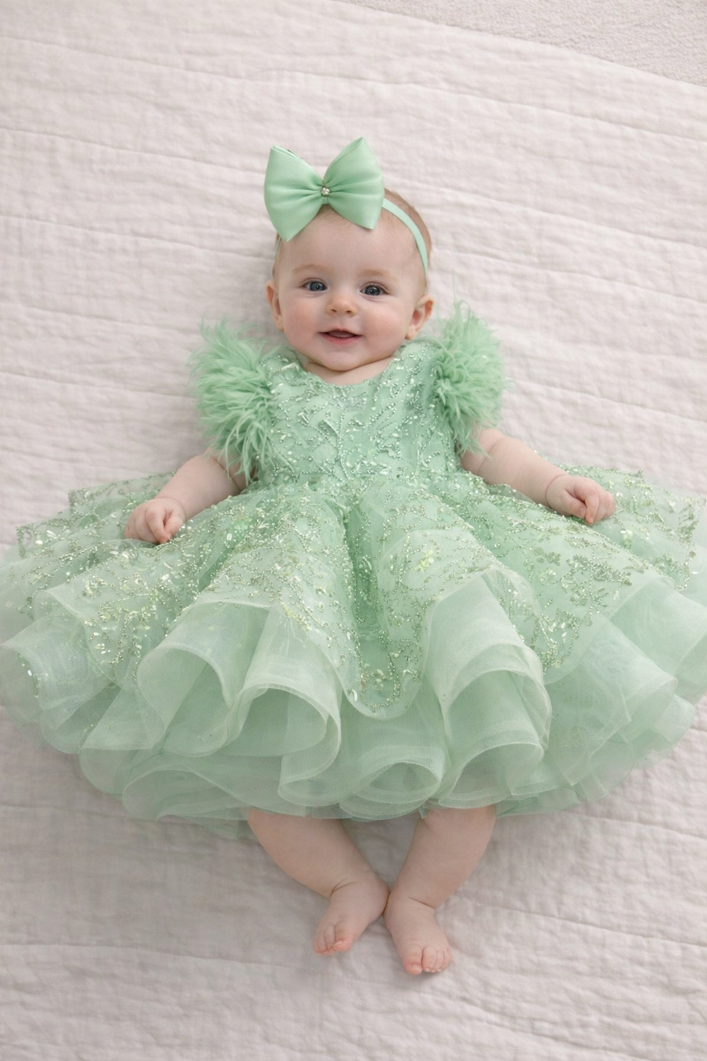 Vestito cerimonia elegante bambina con piume e ricami glitter