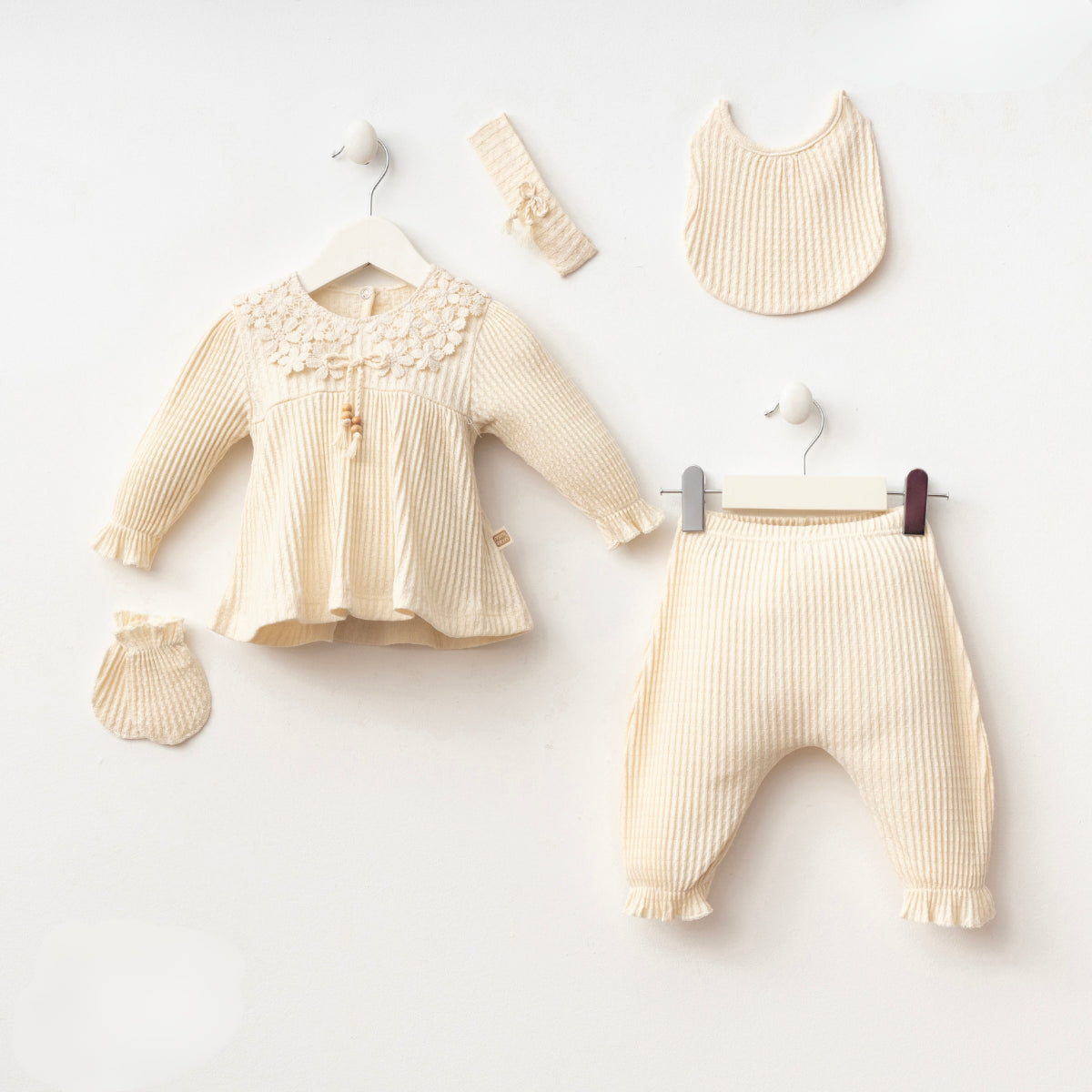 Set Neonato 5 Pezzi in Maglia  Avorio Elegante con Dettagli Ricamati